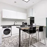 بيت للعطل Large House - 4 Bedrooms & 4 Bathrooms *