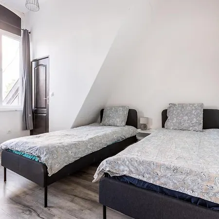 Hébergement de vacances Large House - 4 Bedrooms & 4 Bathrooms *