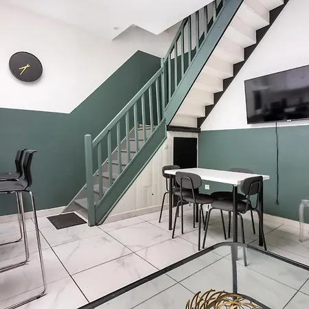 Large House - 4 Bedrooms & 4 Bathrooms Hébergement de vacances Roubaix