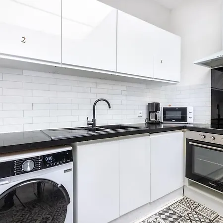 Hébergement de vacances Large House - 4 Bedrooms & 4 Bathrooms *