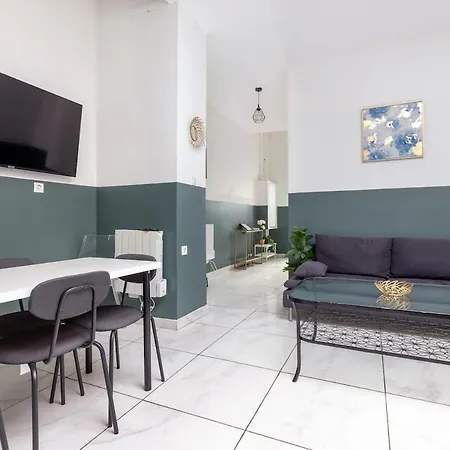 Large House - 4 Bedrooms & 4 Bathrooms * Roubaix