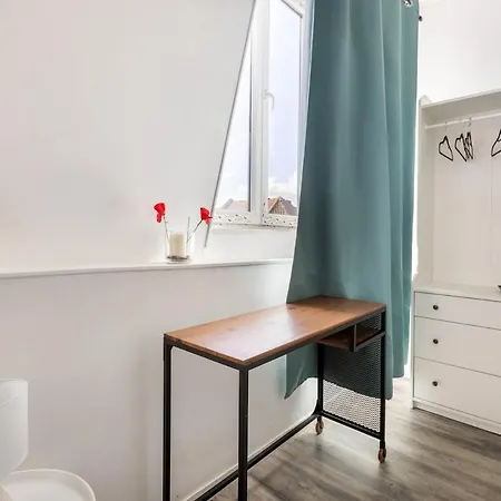 Large House - 4 Bedrooms & 4 Bathrooms