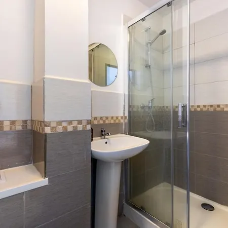 Prázdninový dům Large House - 4 Bedrooms & 4 Bathrooms Roubaix