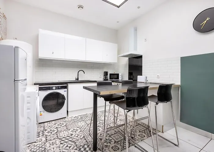 Hébergement de vacances Large House - 4 Bedrooms & 4 Bathrooms *