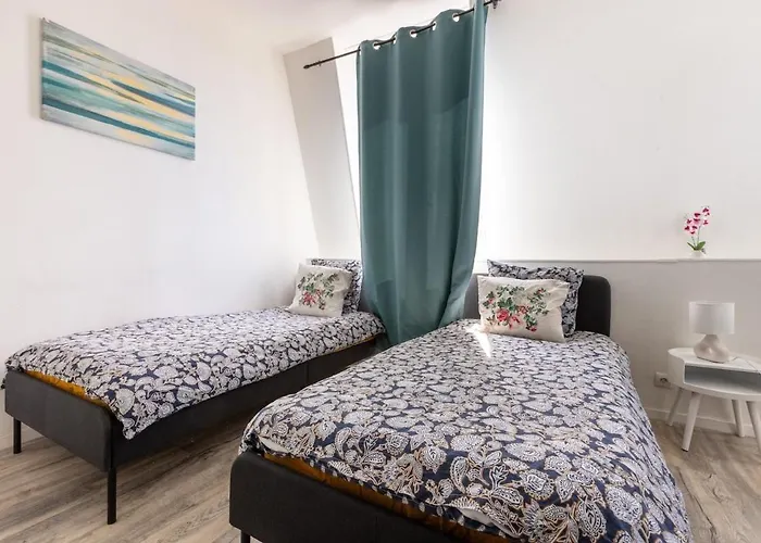 Large House - 4 Bedrooms & 4 Bathrooms Hébergement de vacances