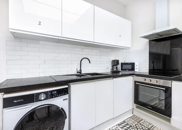 Hébergement de vacances Large House - 4 Bedrooms & 4 Bathrooms *