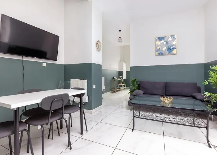 Large House - 4 Bedrooms & 4 Bathrooms * Roubaix