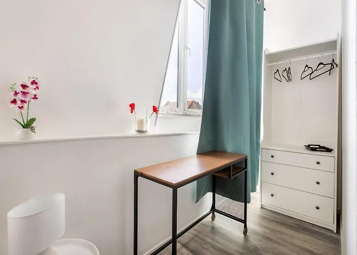 Large House - 4 Bedrooms & 4 Bathrooms