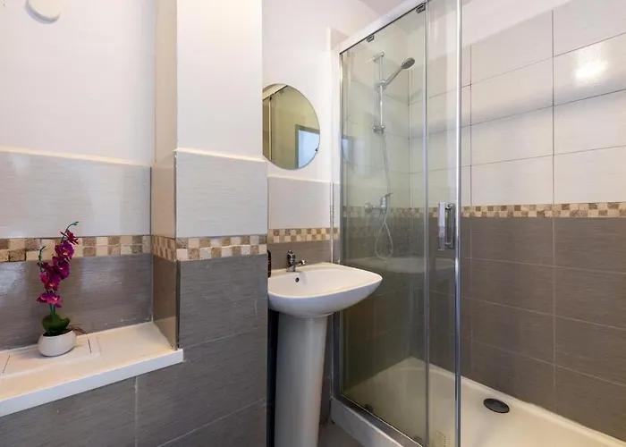 Hébergement de vacances Large House - 4 Bedrooms & 4 Bathrooms Roubaix